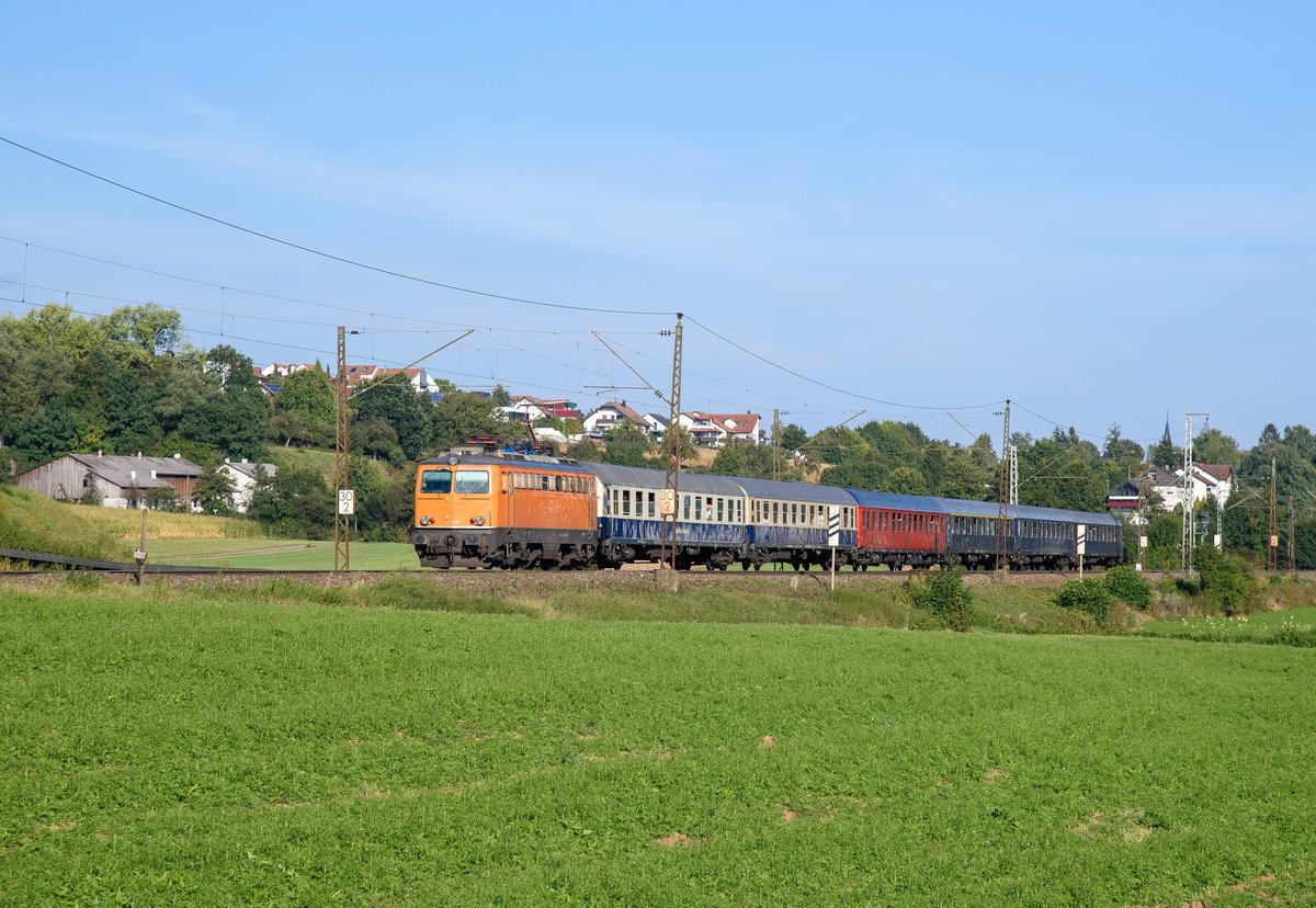 1142 635 der SVG mit einem Gesselschafts-Sonderzug auf der KBS 750 in Richtung Stuttgart.Aufgenommen bei Ebersbach am 25.9.2016.