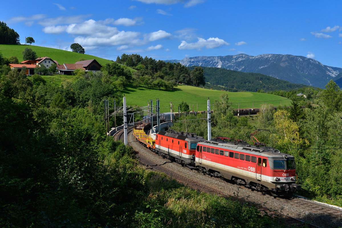 1142 636 + 1144 105 mit einem Güterzug am 08.09.2017 bei Eichberg. 