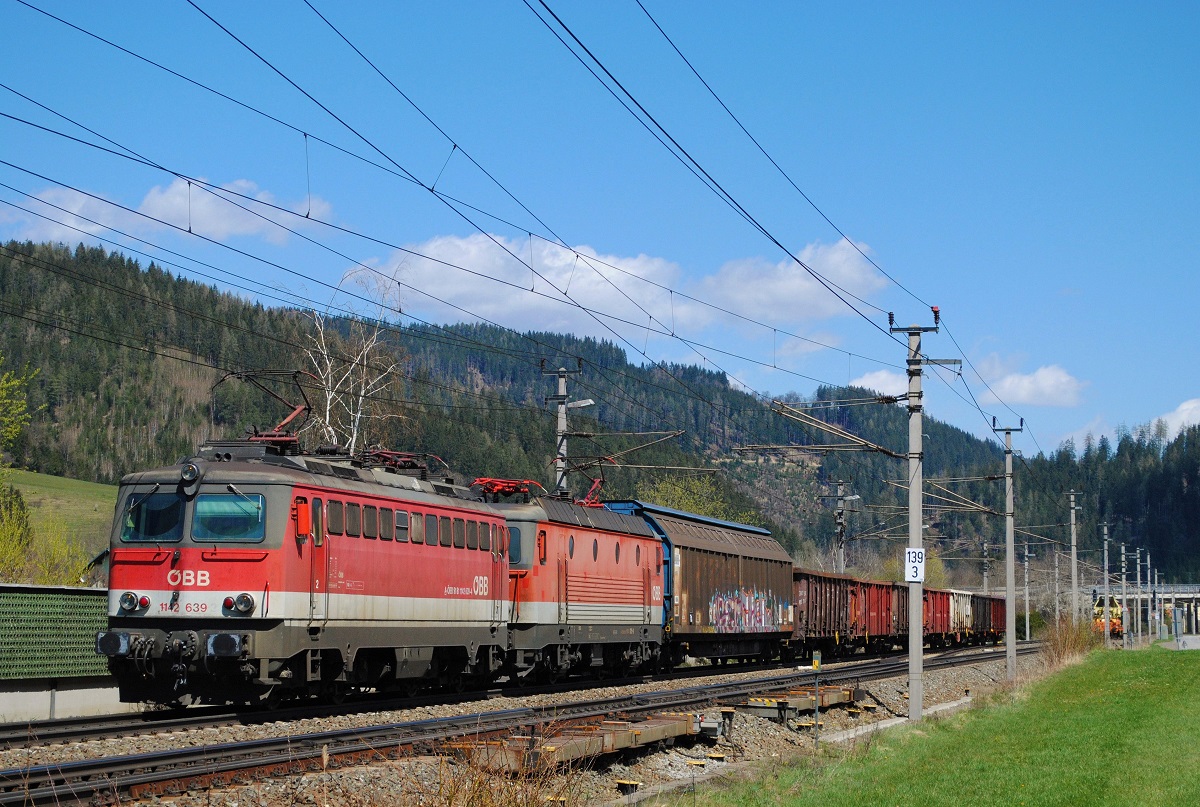 1142 639 + 1144 075 + Güterzug bei km 139,3 kurz vor Kindberg. (23.04.2021)