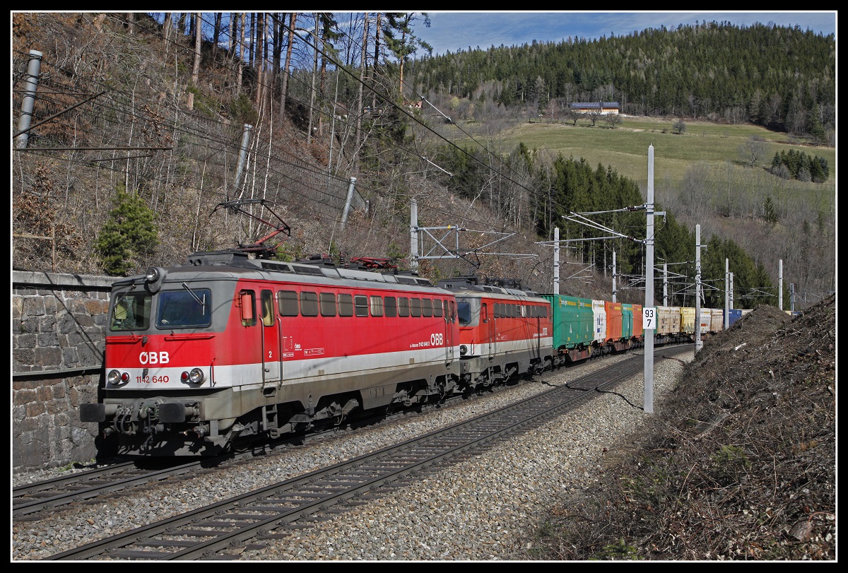 1142 640 + 1142 668 mit Güterzug bei Klamm - Schottwien am 12.03.2020.