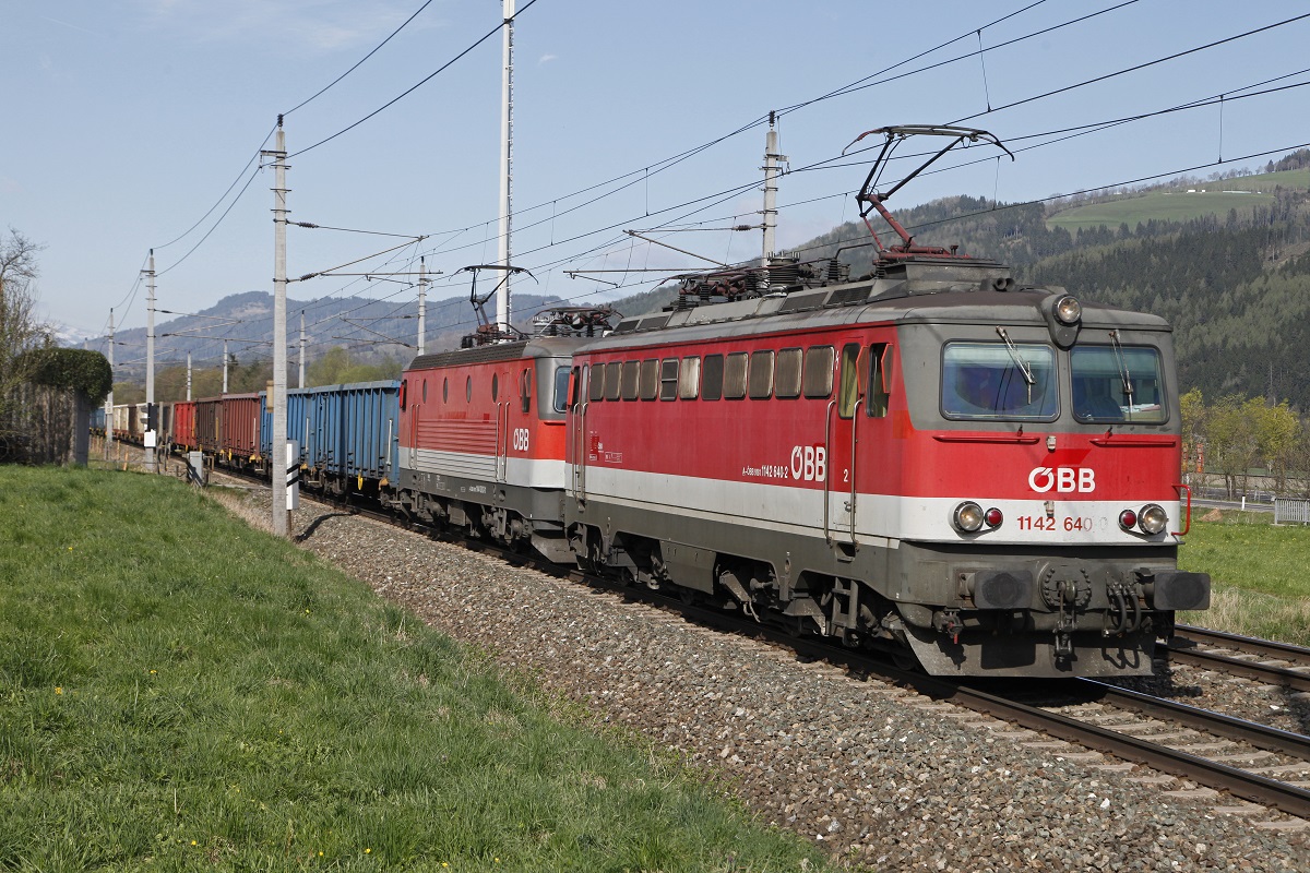 1142 640 + 1144 003 ziehen am 21.04.2015 einen Güterzug bei Niklasdorf durchs Murtal.