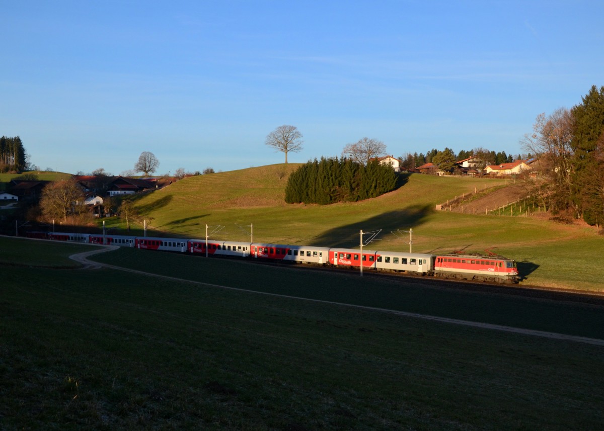 1142 640 mit einem Meridian Ersatzzug am 24.12.2013 bei Axdorf. 
