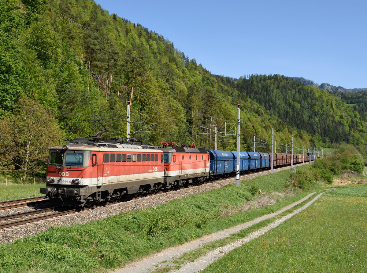 1142 644 + 1144 098 mit Kohlezug 57070 bei Pernegg, 02. Mai 2019.