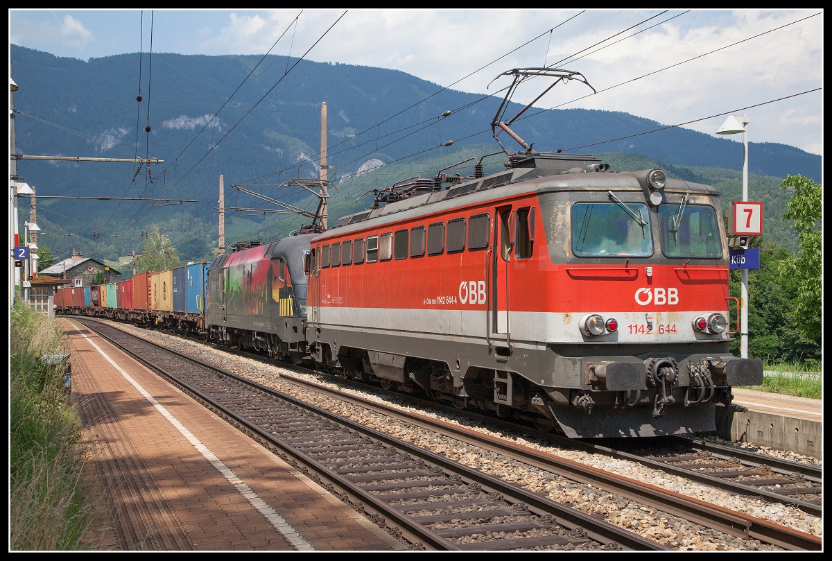 1142 644 + 470 505 mit Güterzug in Küb am 21.06.2018.