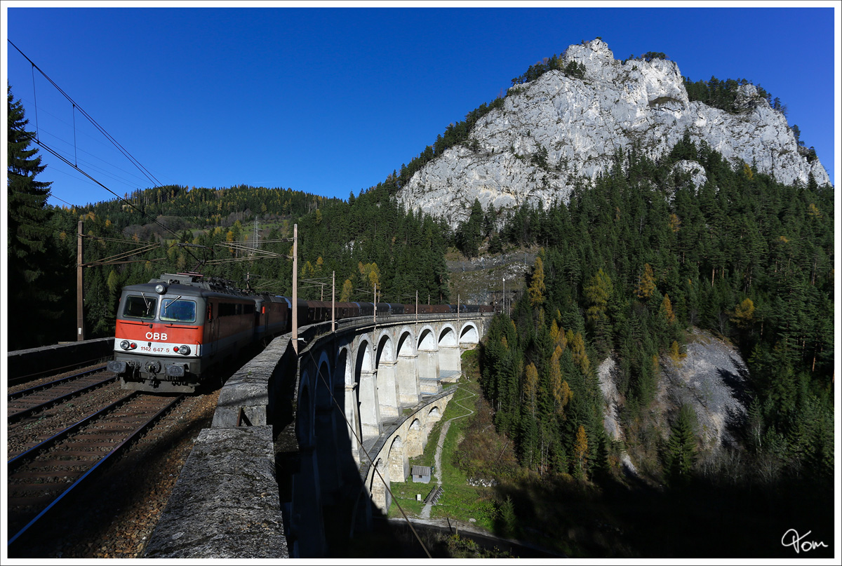 1142 647 schiebt einen Gterzug ber die Kalte Rinne nahe Breitenstein.
8.11.2013