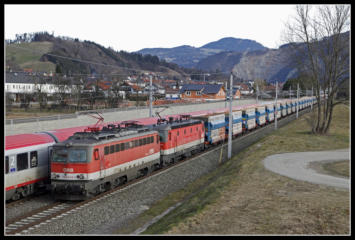 1142 649 + 1144 003 mit Güterzug in Stübing am 26.02.2019.