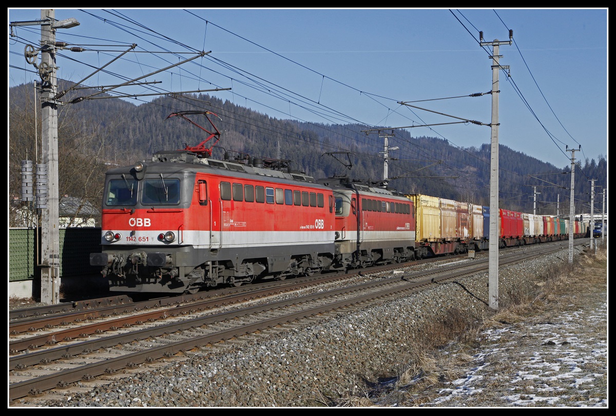 1142 651 + 1142 621 mit Güterzug bei Kindberg am 22.01.2020.