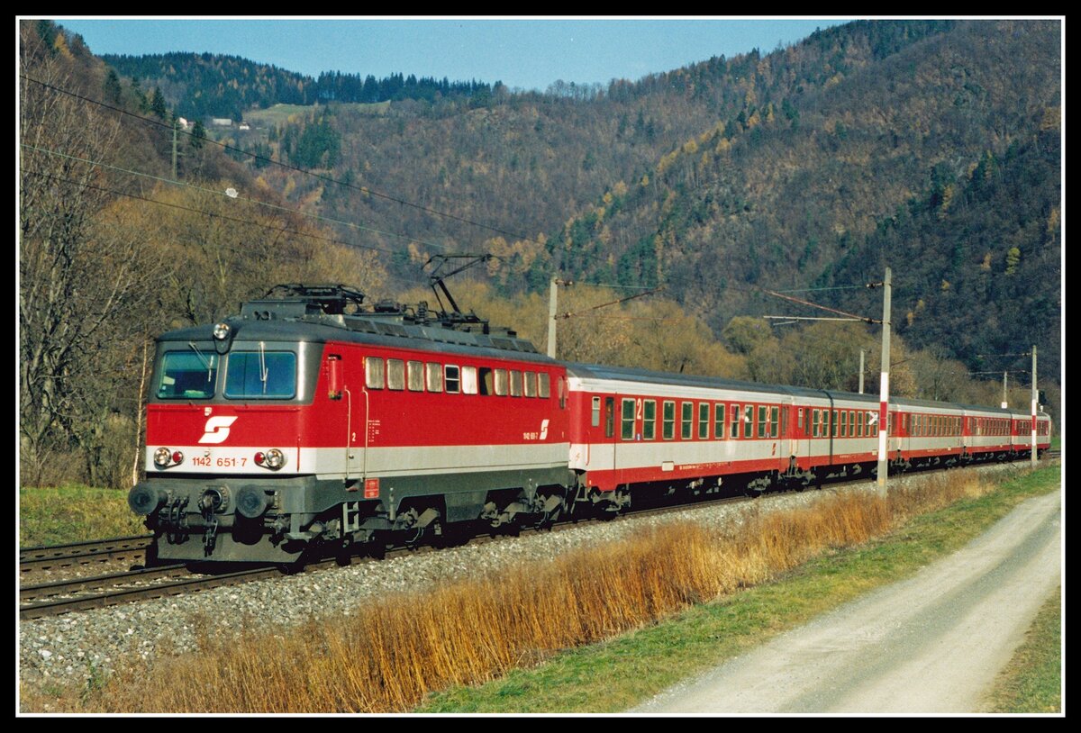 1142 651 mit R4019 zwischen Bruck/Mur und Pernegg am 19.11.1998.