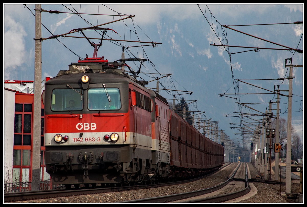 1142 653 + eine 1144 ziehen einen Erzzug bei Niklasdorf Richtung Westen. Das Bild entstand am 6.03.2018