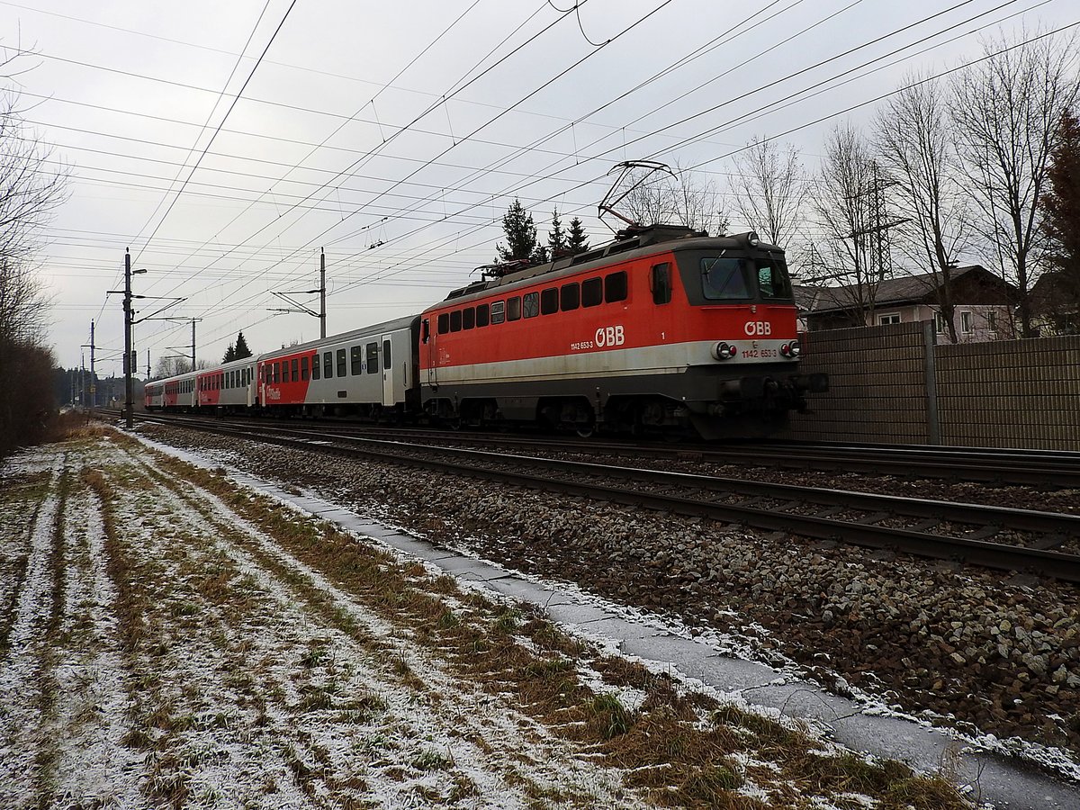 1142 653-3 schiebt REX3096 bei Timelkam in Richtung Salzburg; 170102