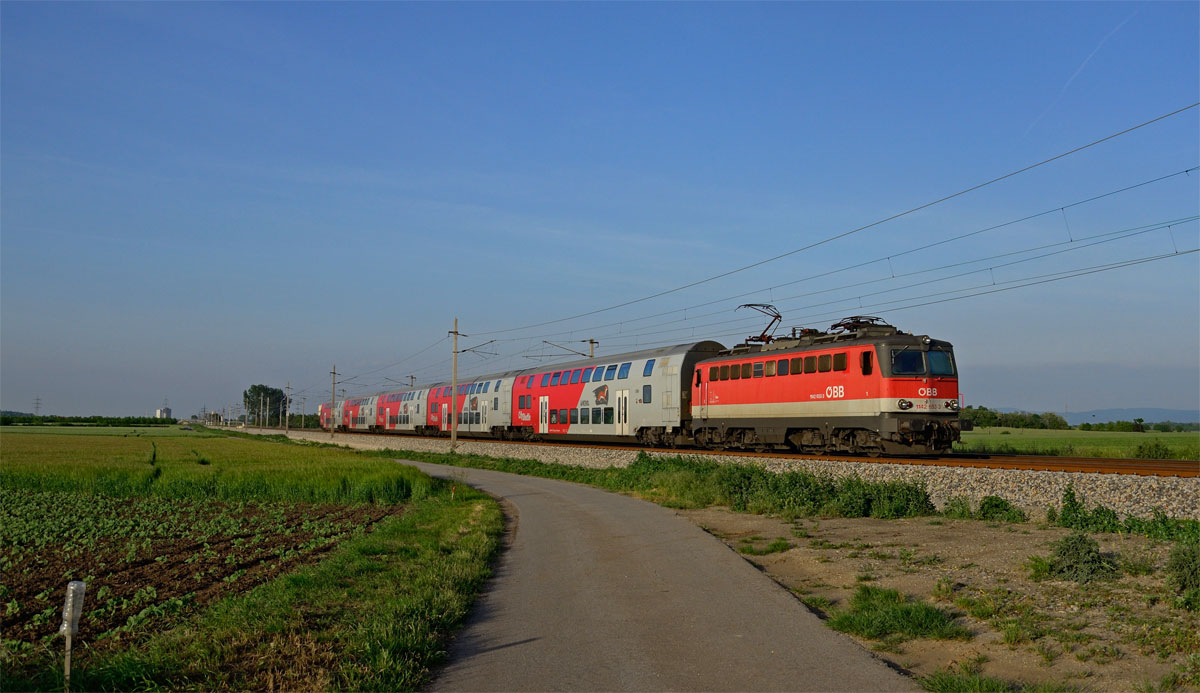 1142 653 mit R 2361 nach Wiener Neustadt Hbf, Tallesbrunn, 22.05.2014