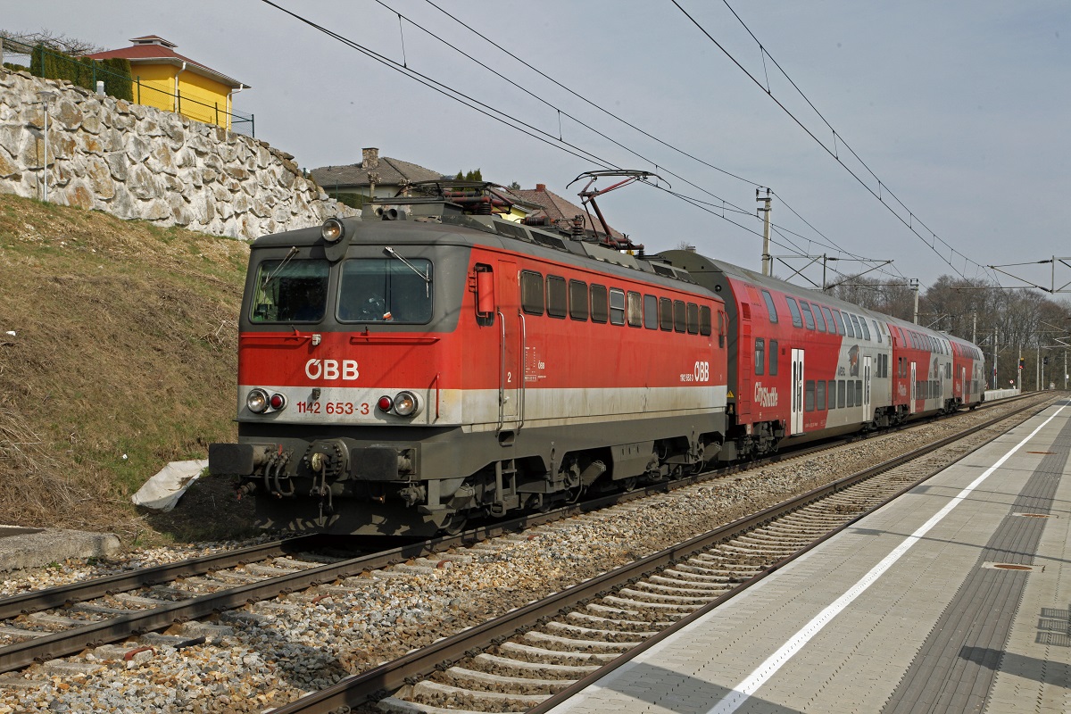 1142 653 mit Regionalzug von Amstetten nach St.Valentin hält in der Haltestelle Stadt Haag. Das Bild entstand am 17.03.2017.