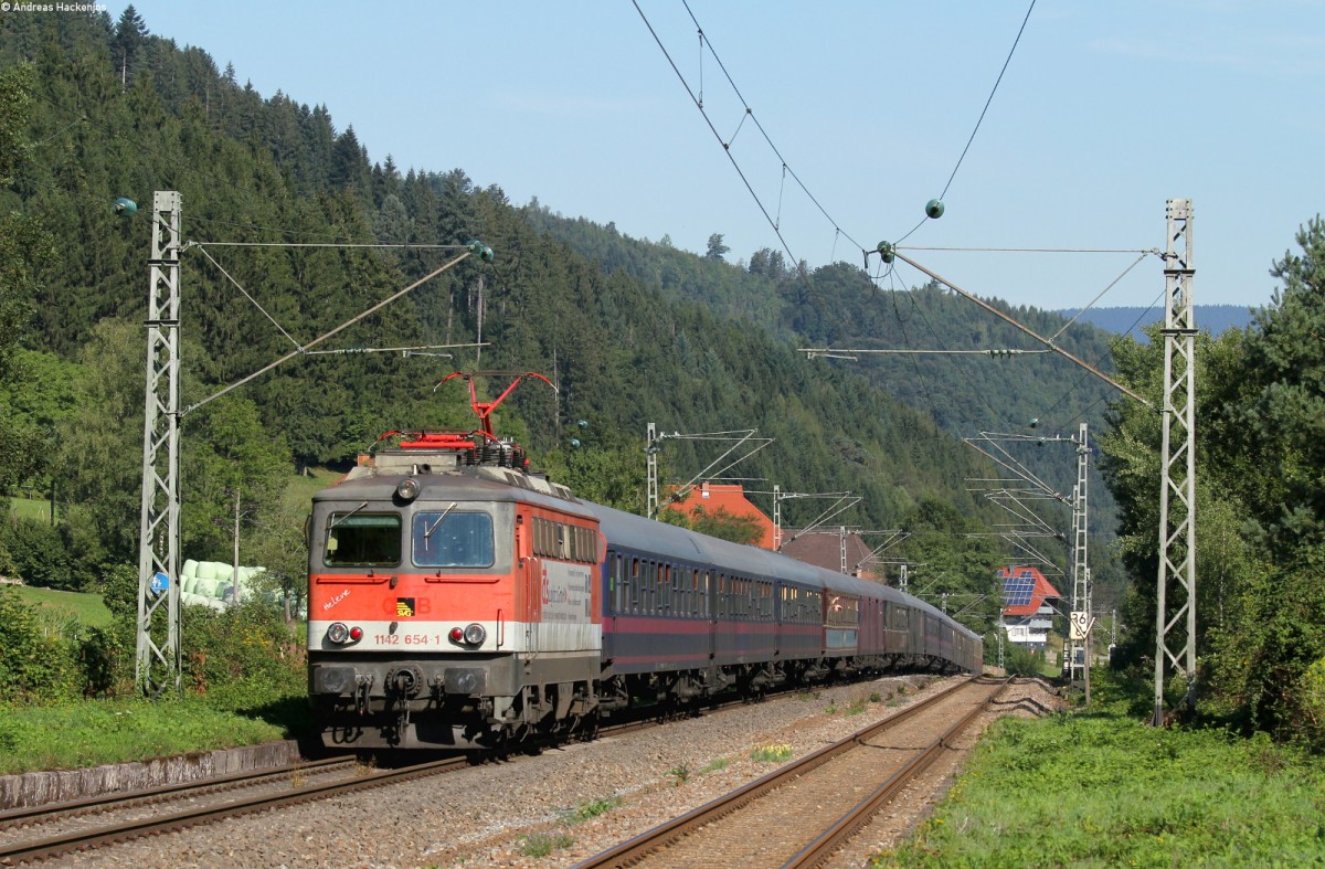 1142 654-1 mit dem DPE 13491 (Stuttgart Hbf - Zürich HB) bei Gutach 29.8.15