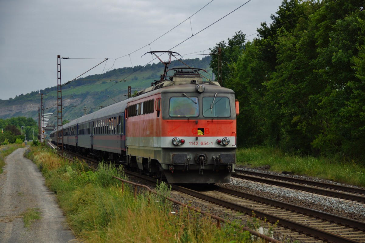 1142 654-1 ist mit einen Sonderzug bei Thüngersheim unterwegs am 16.07.14.