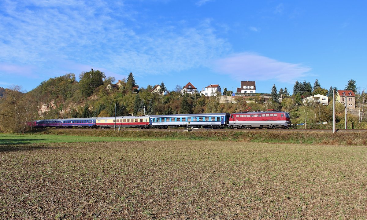 1142 654 fuhr am 21.10.17 den Fußball-Sonderzug von Stuttgart nach Leipzig. Hier ist der Zug in Kahla zu sehen.
