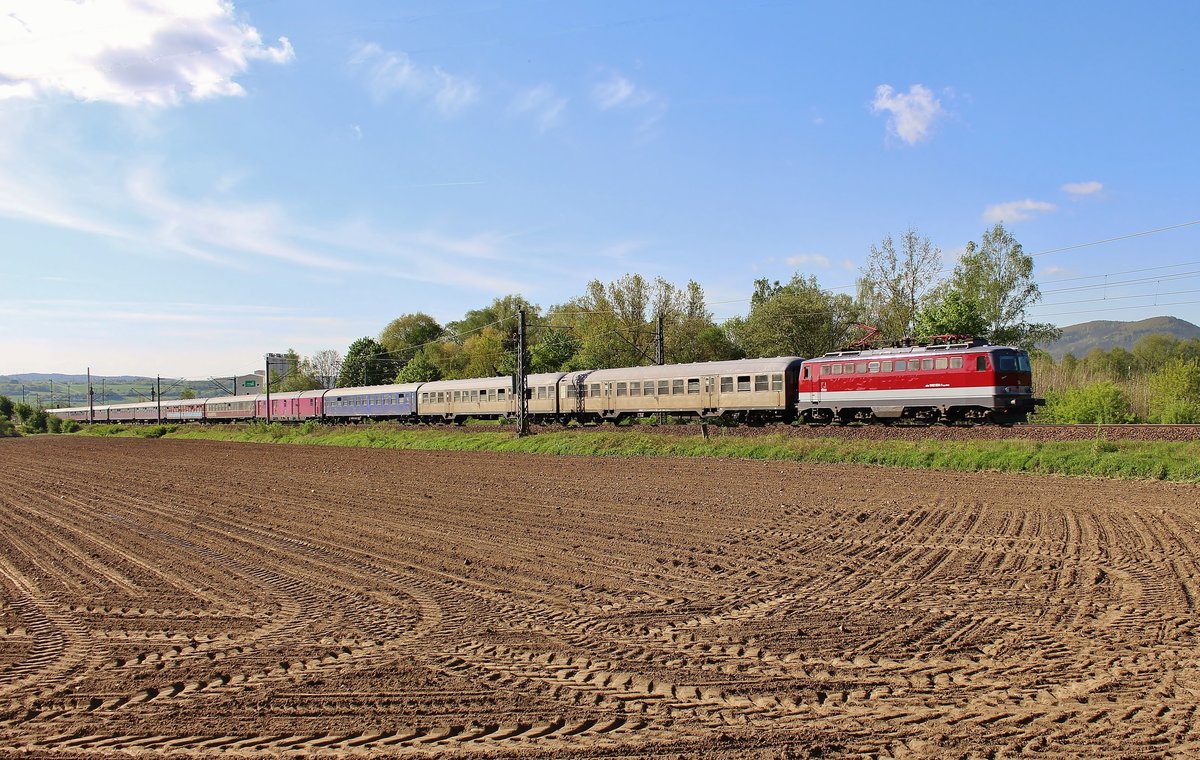1142 654 fuhr am 28.04.18 den Fußball-Sonderzug nach Berlin durch Remschütz. 