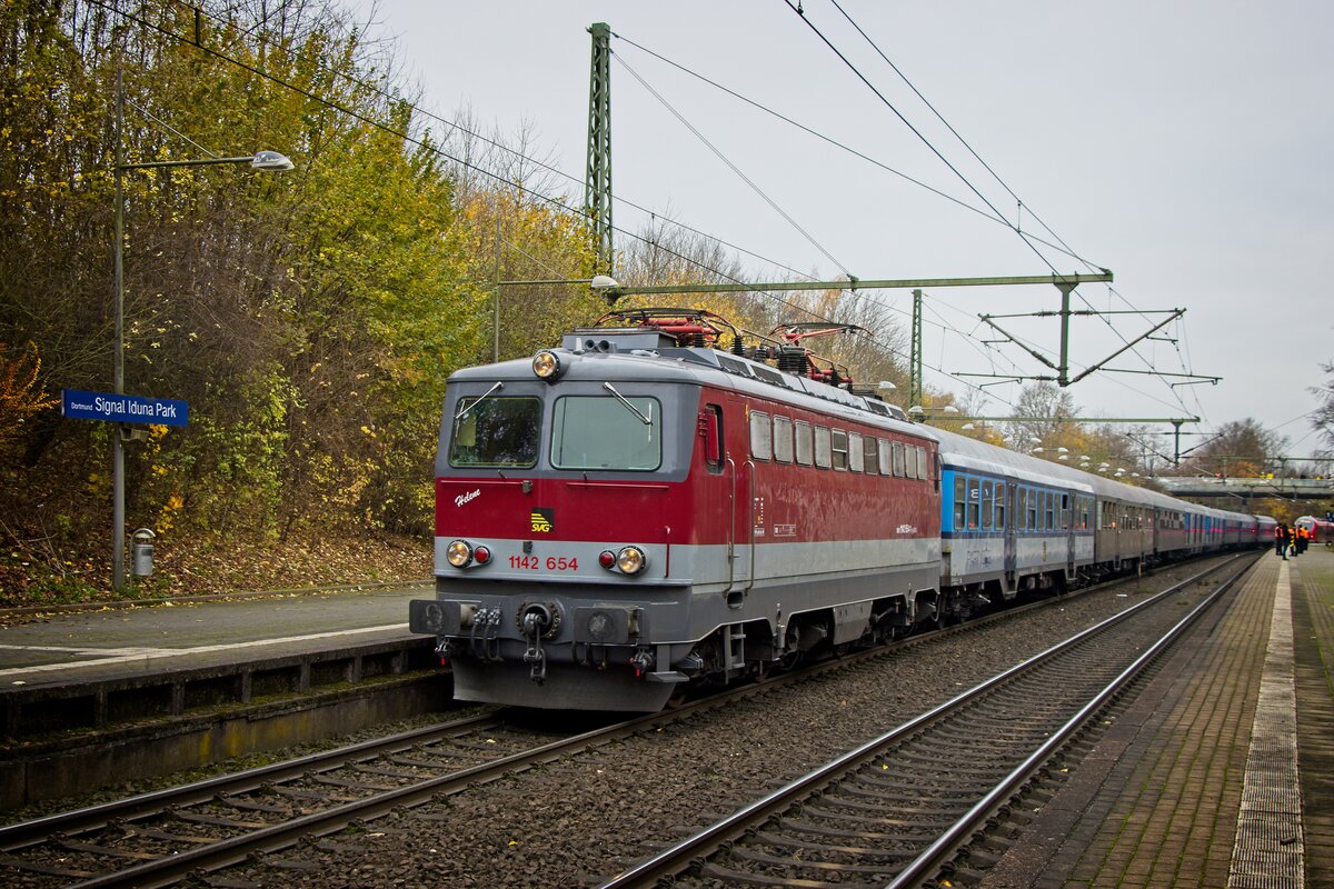 1142 654  Helene  der SVG mit einem Fußball-Sonderzug aus Stuttgart im Bahnhof Dortmund-Signal-Iduna-Park (20.11.2021)