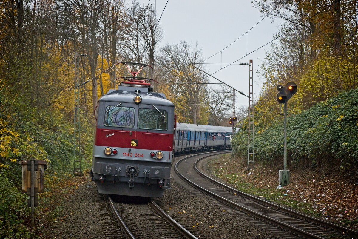 1142 654  Helene  der SVG mit einem Fußball-Sonderzug aus Stuttgart bei der Einfahrt in den Bahnhof Dortmund-Signal-Iduna-Park (20.11.2021)