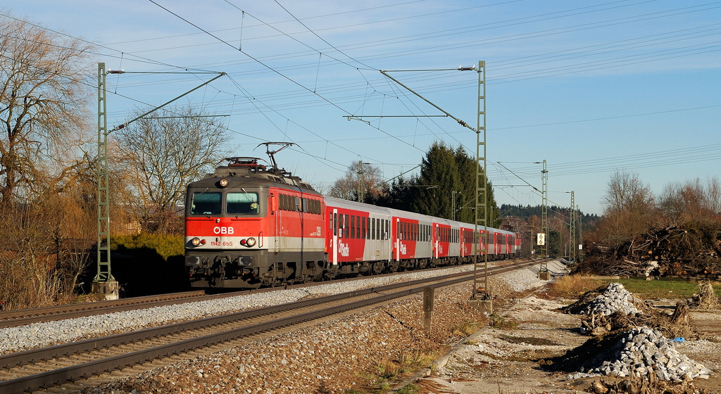 1142 655 mit M 79026 (Meridian-Ersatzverkehr) in Stephanskirchen (16.12.2013)