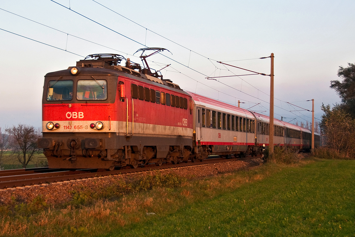 1142 655 mit REX 2110  Waldviertler Bote , im letzten Sonnenlicht des Tages, unterwegs in Richtung Gmünd NÖ. Das Foto entstand am 28.10.2014 kurz vor Muckendorf - Wipfing.