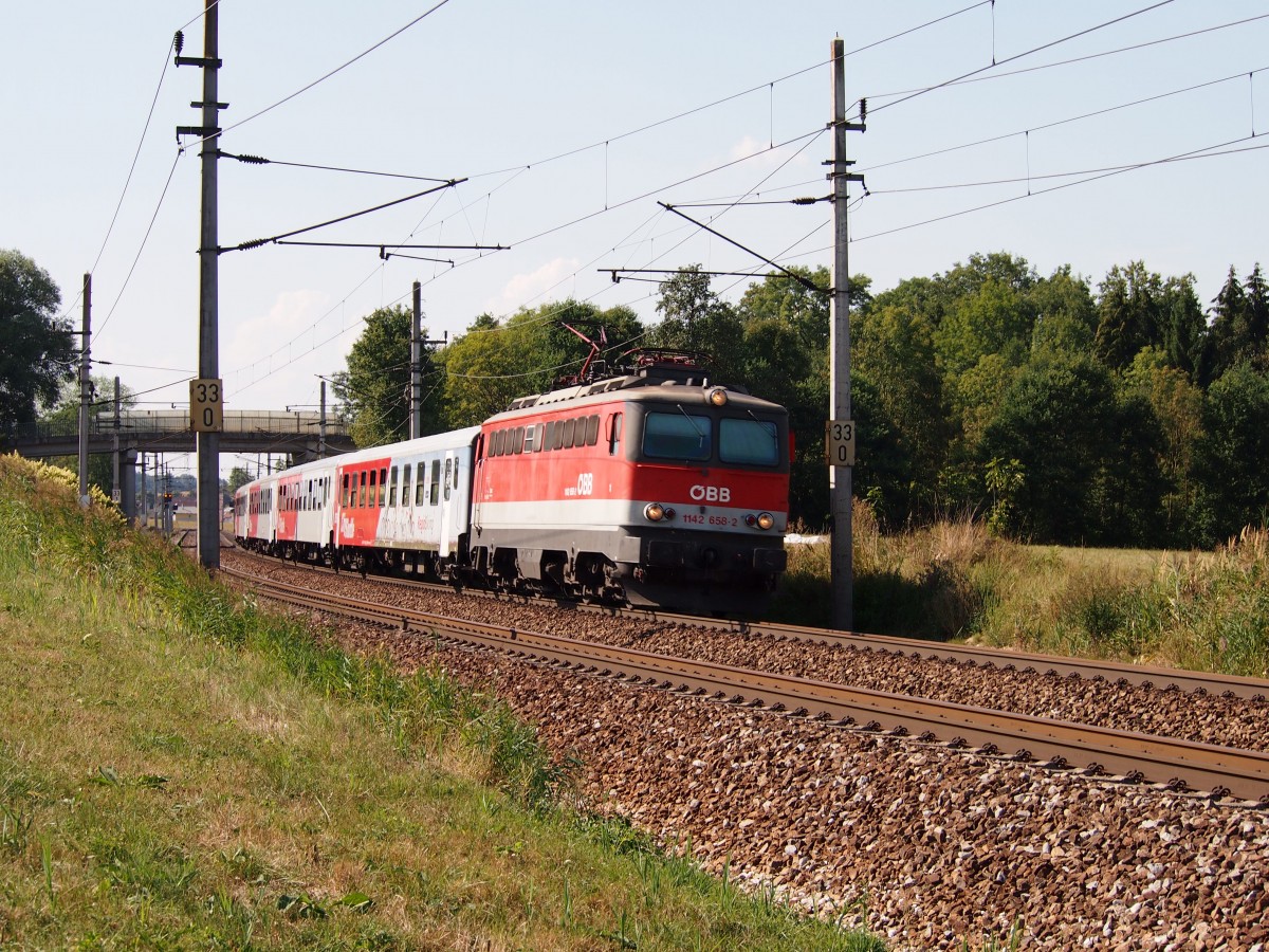 1142 658 ist mit dem REX 1783 von Passau unterwegs nach Linz. Am 21.08.15 bei Kimpling.