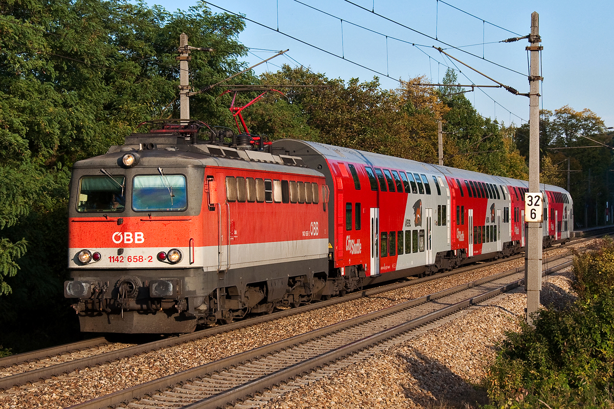 1142 658 ist mit R 2032 von Wien Westbf. nach St. Plten Hbf. unterwegs. Unter Oberndorf, am 08.10.2013.