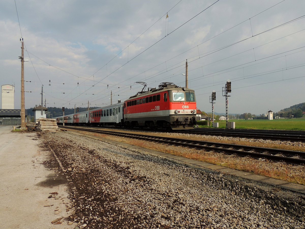 1142 664-0 trifft mit REX3011, von Salzburg kommend, in Redl-Zipf ein; 160503