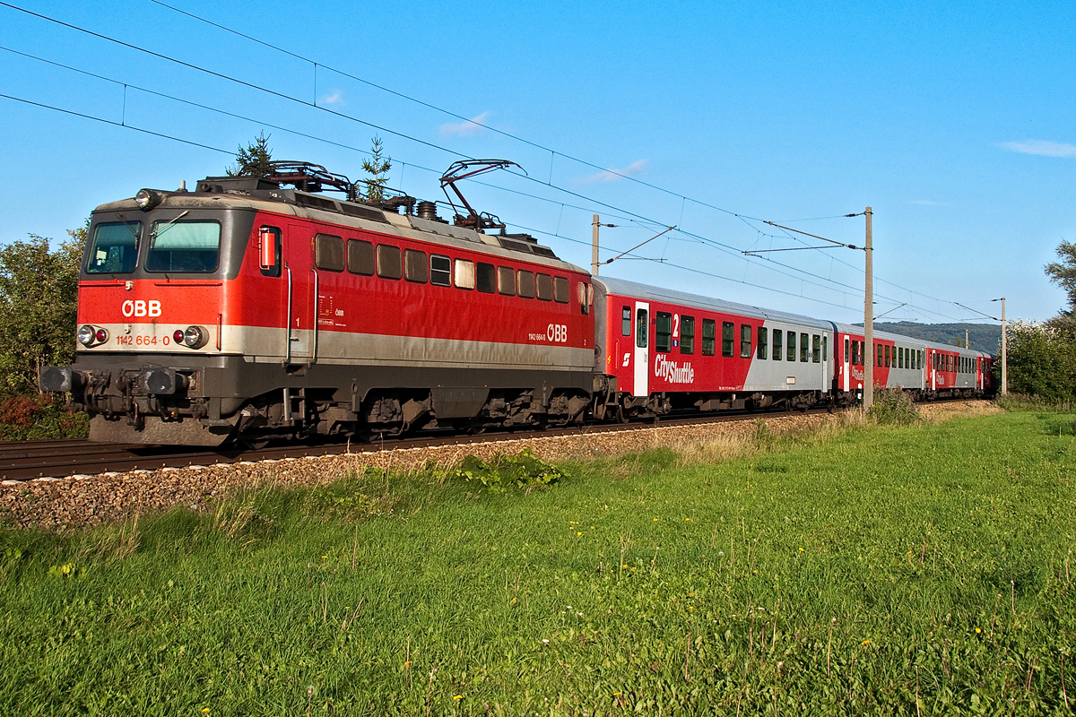 1142 664 ist mit dem REX 2114 von Wien Franz Josefs Bahnhof nach Gmnd unterwegs. Die Aufnahme entstand am 24.09.2013 kurz vor Muckendorf-Wipfing.
