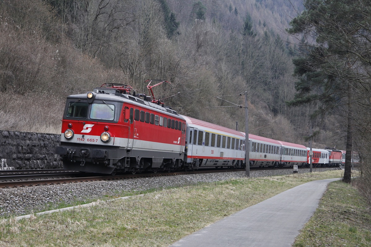 1142 665 mit IC610 nahe Mixnitz am 23.03.2015.