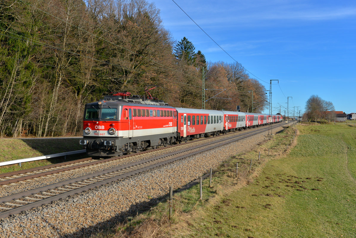 1142 667 mit einem Regio am 24.12.2013 bei Hufschlag. 