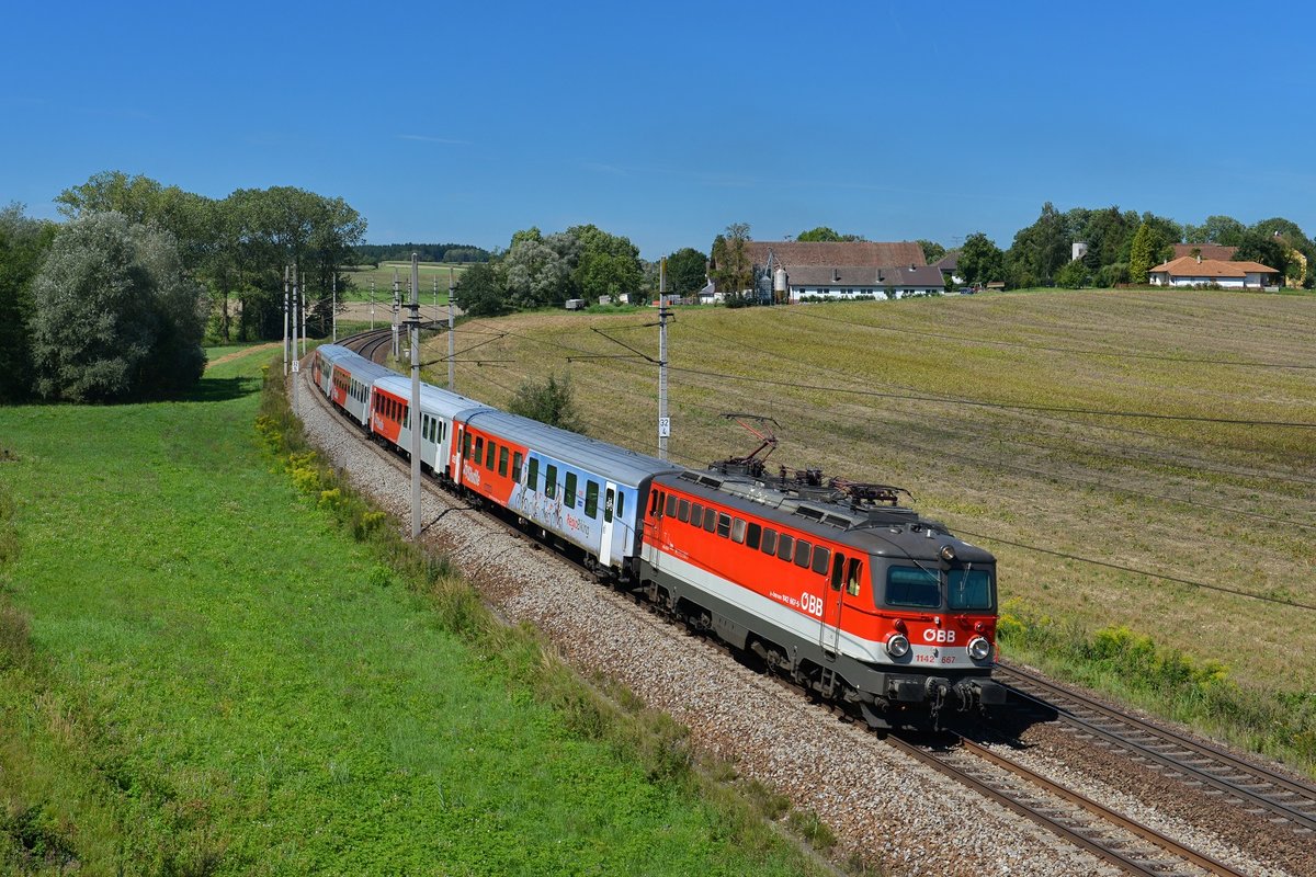 1142 667 mit einem Regio am 14.08.2017 bei Neumarkt-Kallham.