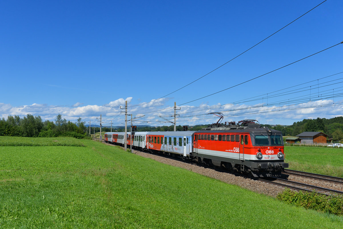 1142 667 mit einem REX am 14.08.2017 bei Riedau. 