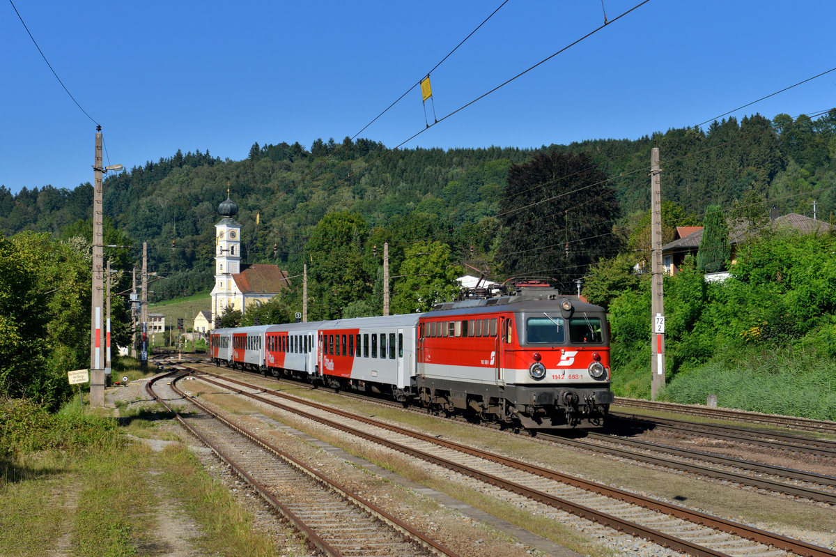 1142 668 mit einem REX am 26.08.2016 in Wernstein am Inn. 