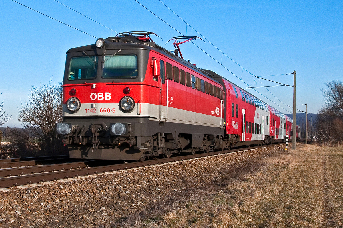 1142 669 fährt mit dem R 7198 von Wien FJB nach Krems an der Donau. Muckendorf-Wipfing, am 13.02.2014.