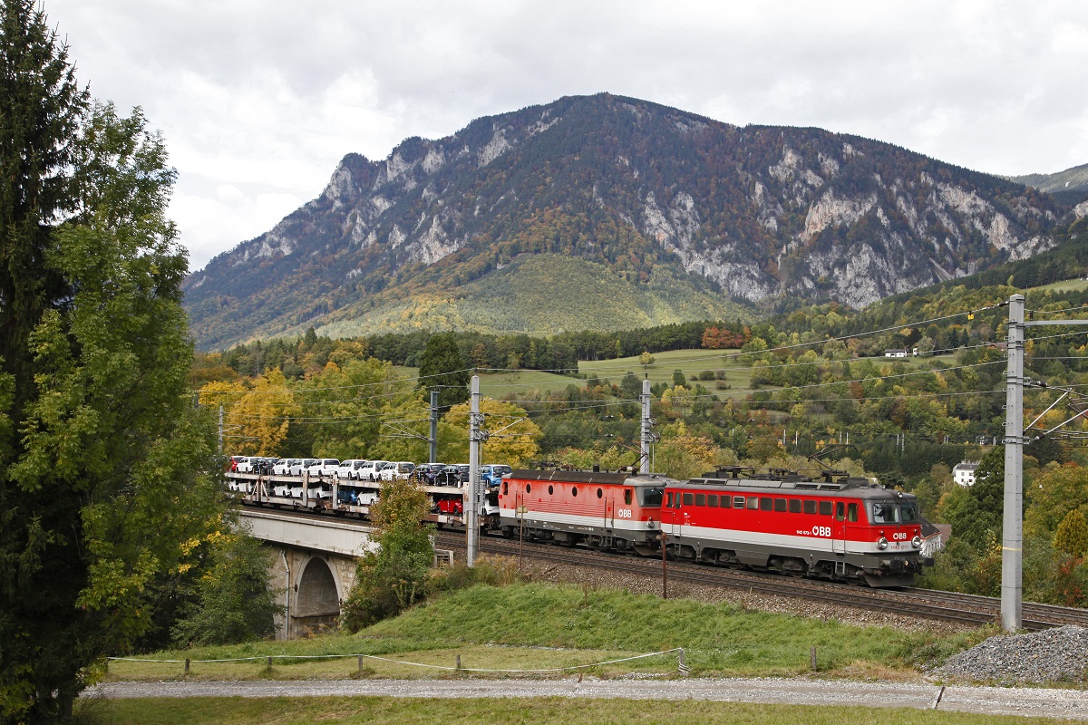 1142 673 + 1144 075 mit Güterzug am Payerbachgrabenviadukt am 10.10.2017.