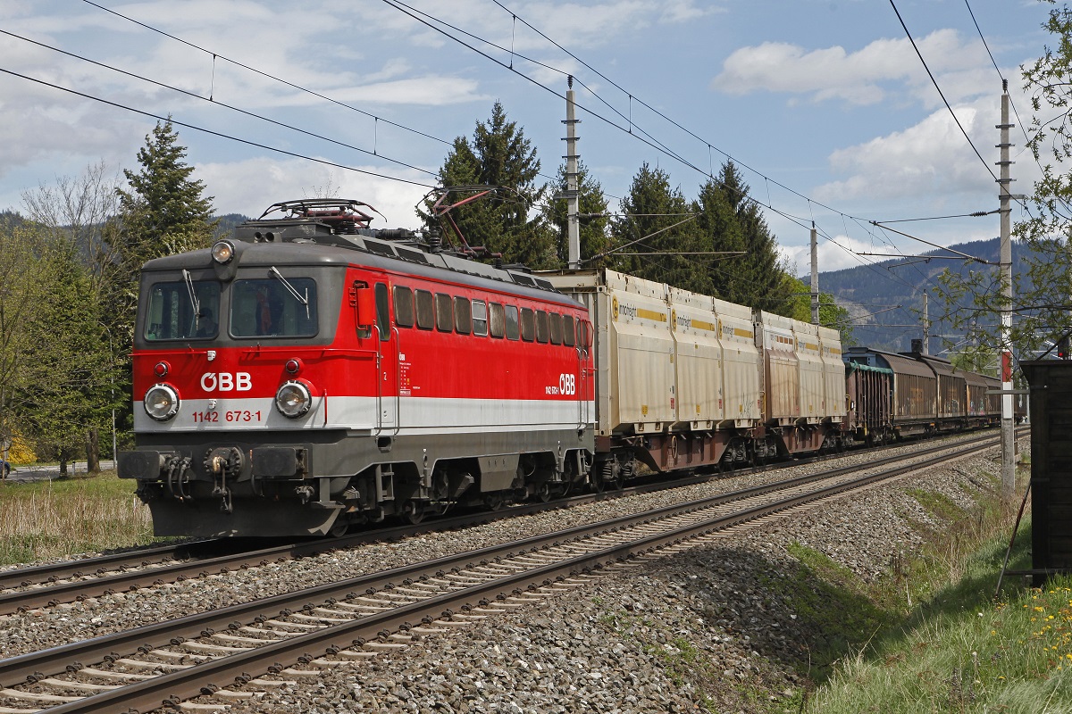1142 673 mit Güterzug bei Niklasdorf am 27.04.2015.