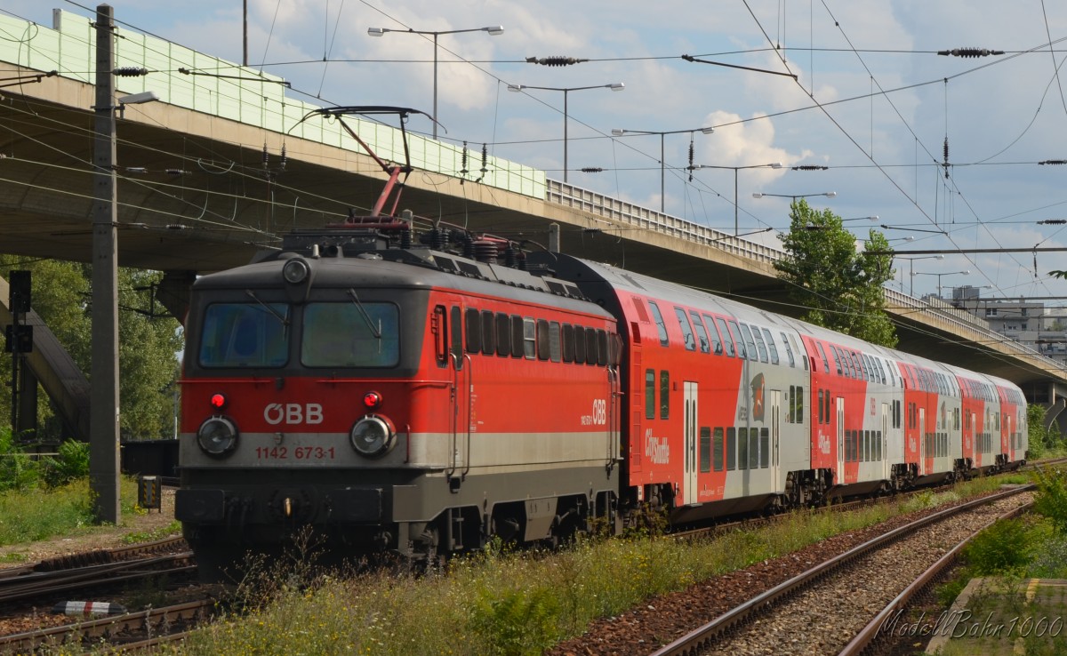 1142 673 schiebt einen Regionalzug Richtung WF. Aufgenommen am 21.8.2014 in Nussdorf
