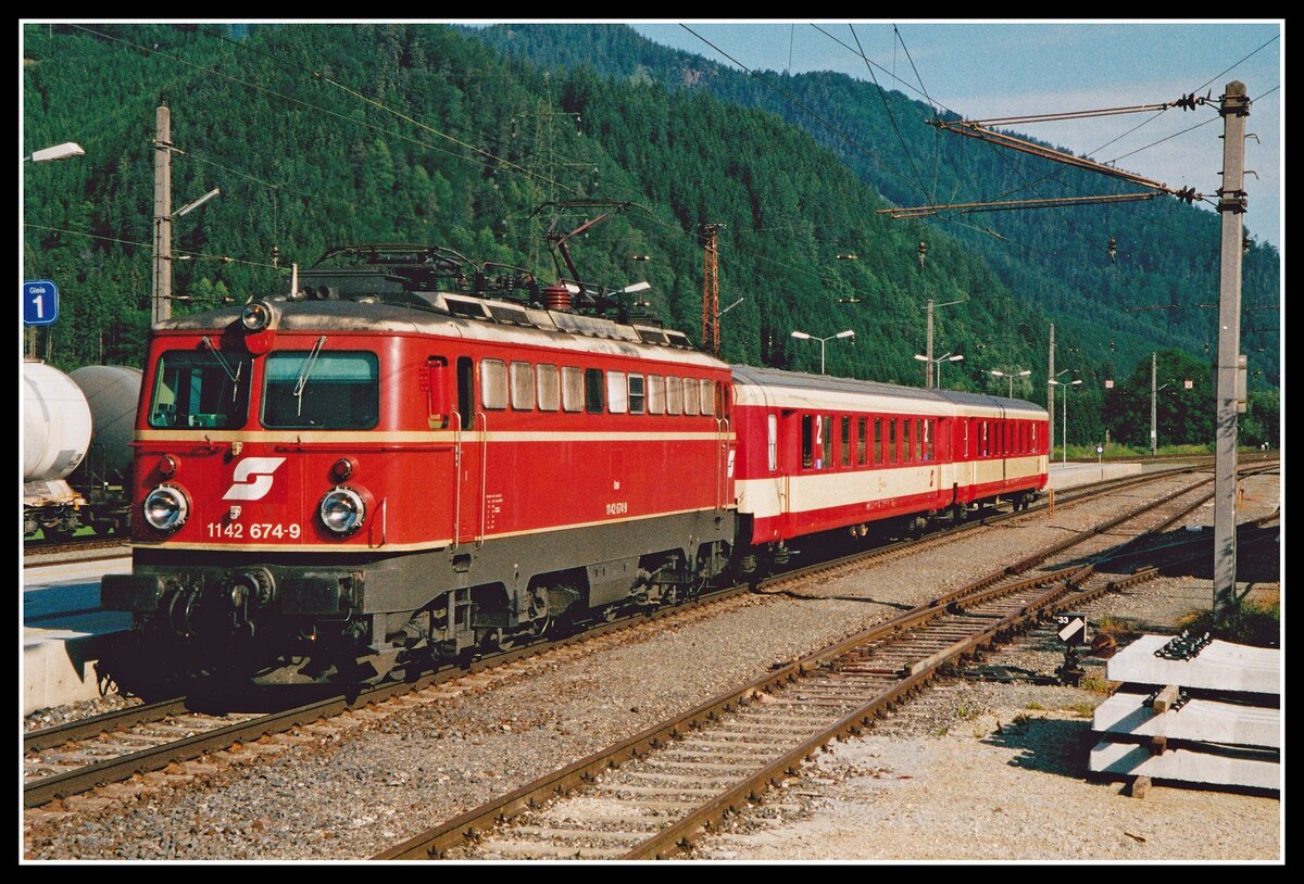 1142 674 mit R4035 in Mixnitz - Bärenschützklamm am 7.06.2004.