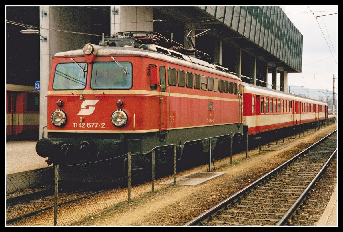 1142 677 mit R2581 steht am 16.02.2000 in Krems an der Donau zur Abfahrt bereit.