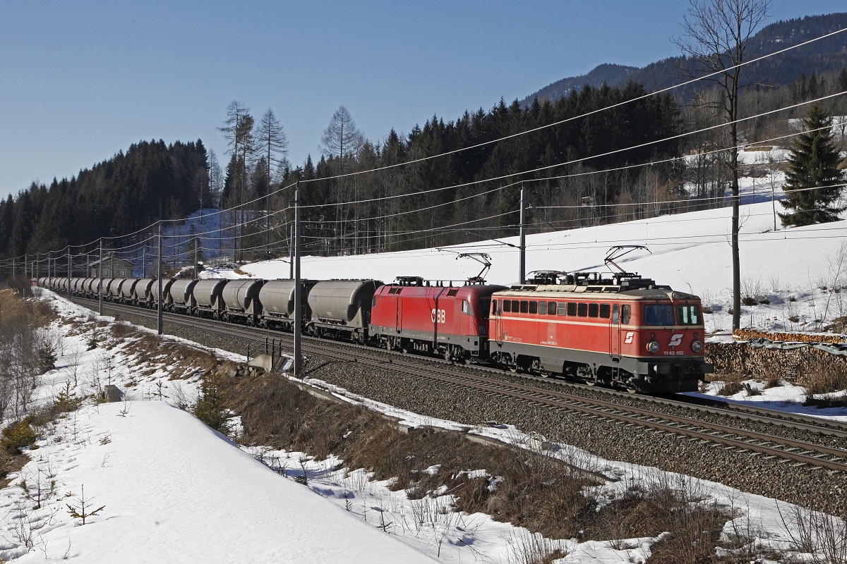 1142 682 + 1116 056 erreichen mit einem Güterzug bald das Einfahrsignal des Bahnhofs Semmering von der steirischen Seite.Das Bild entstand am 15.02.2017.