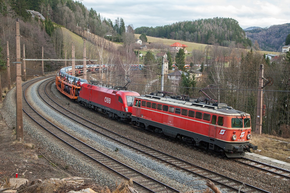 1142 682 + 1116.. mit Güterzug fahren am 14.12.2017 durch den Bahnhof Breitenstein.