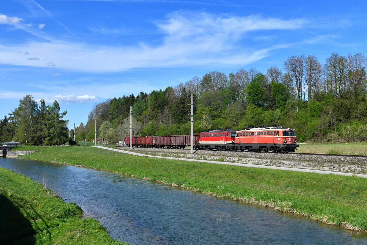 1142 682 + 1142 668 mit einem Güterzug am 24.04.2019 bei Wartberg an der Krems. 