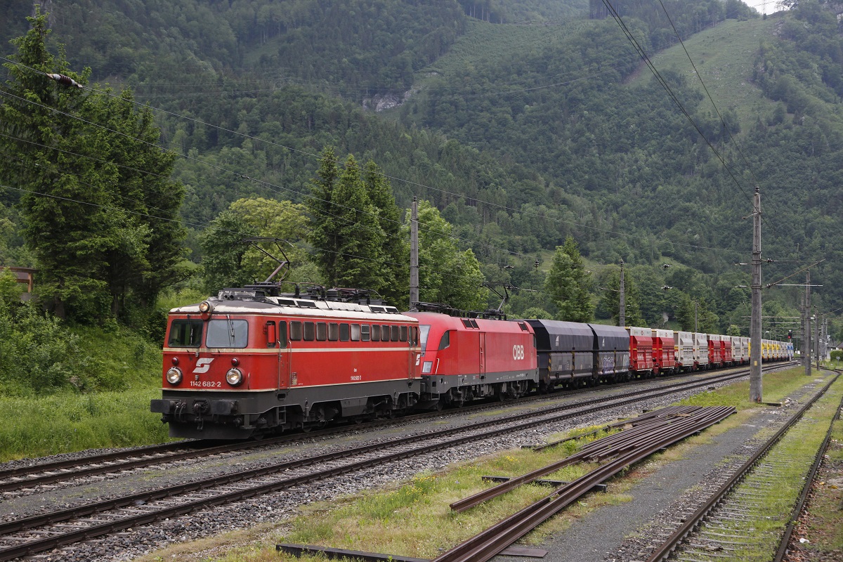 1142 682 und 1116 263 fahren am 27.05.2015 mit einem Erzzug durch den Bahnhof Küpfern.