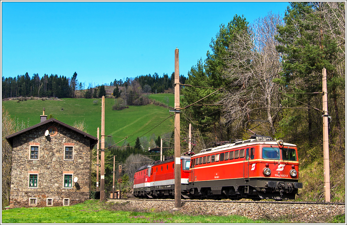 1142 682-2 an der Spitze des bekannten Semmering-Lokzuges bei Klamm-Schottwien am 21.4.2015