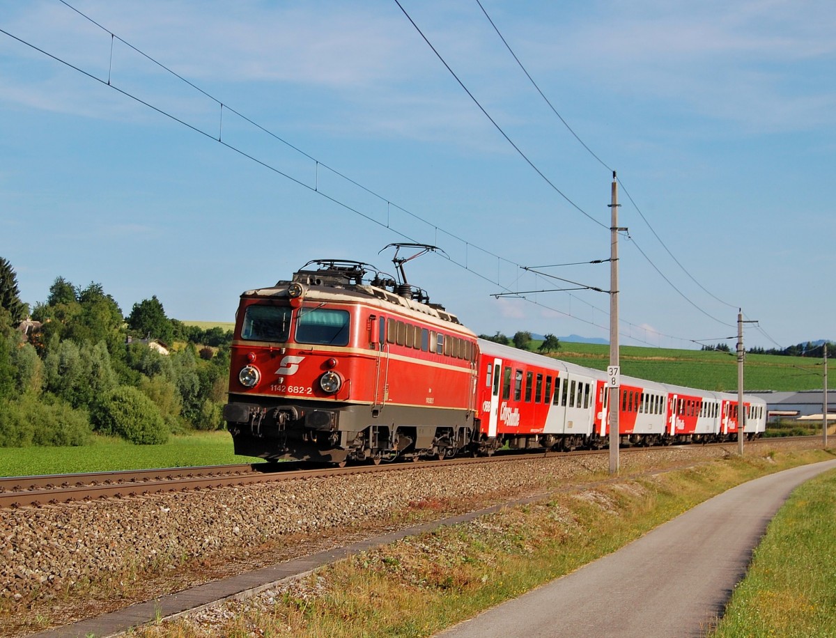 1142 682 ist am 28.06.2014 mit dem R3976 
in Wartberg an der Krems vorgefahren.