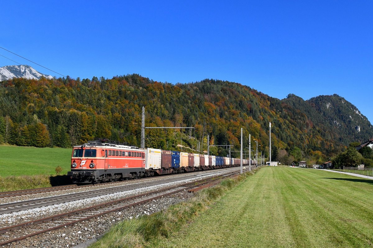 1142 682 mit einem Hackschnitzelzug am 10.10.2018 bei Pießling-Vorderstoder. 