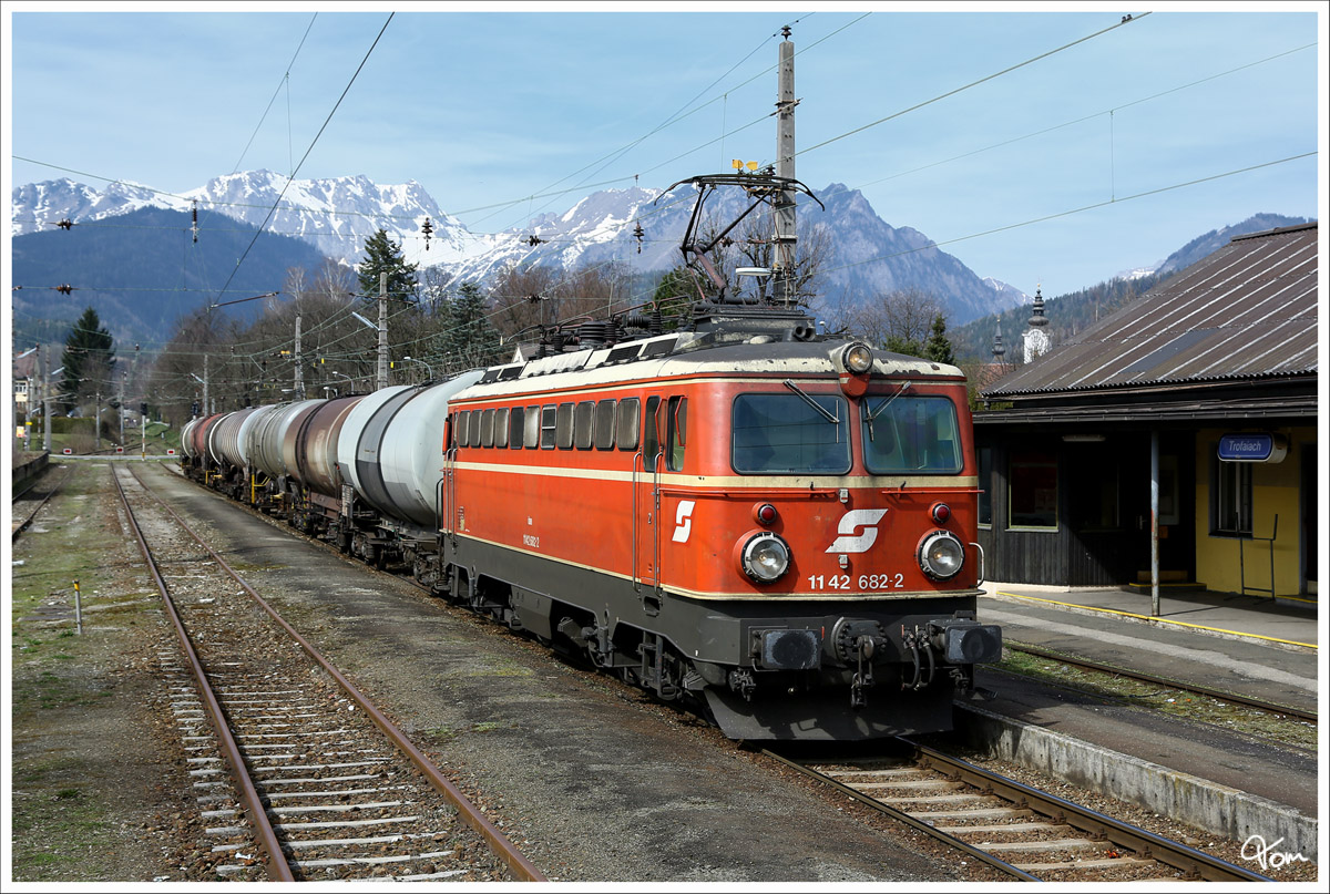 1142 682 steht mit dem Ölzug 76674 in Trofaiach. Im Hintergrund sieht man die Ausläufer vom Hochschwab Gebirge. 21.3.2014