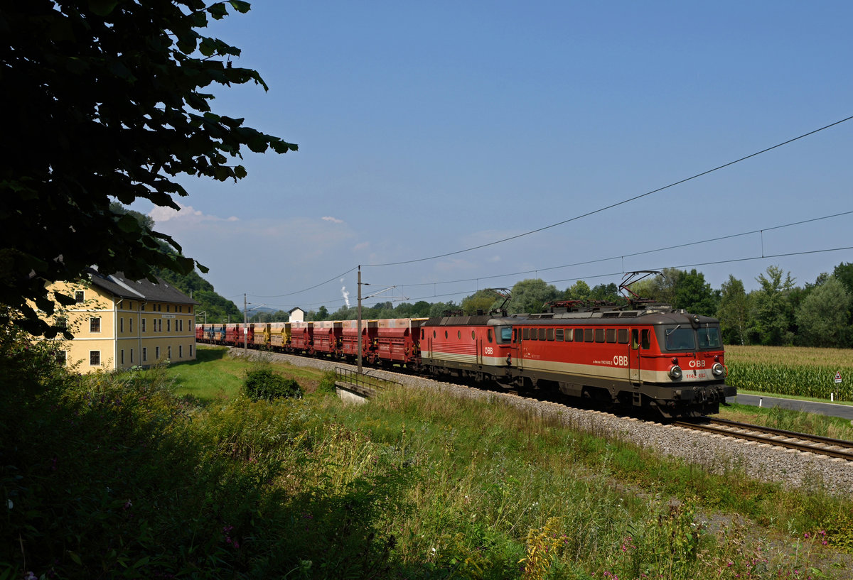 1142 683 + 1144 200 waren am 27. August 2019  mit dem Erzleerzug 47407 von Leoben-Donawitz nach Spielfeld-Straß unterwegs und wurden von mir bei  Traußner-Mühle fotografiert.
