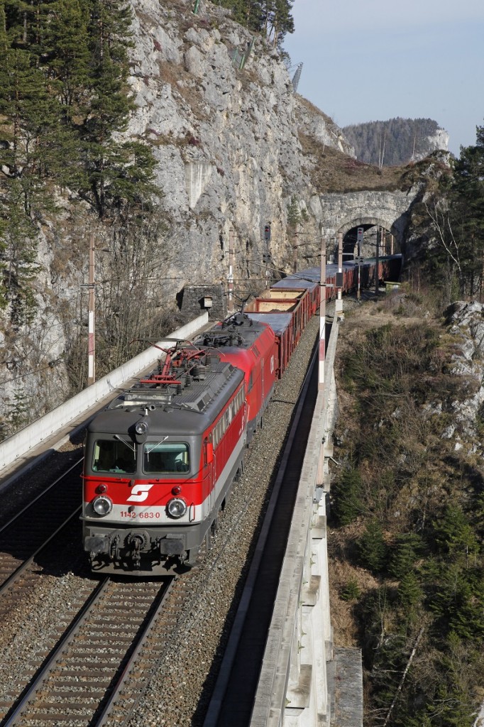 1142 683 und 1116... mit Güterzug am Krauselklauseviadukt. Datum : 10.03.2015.