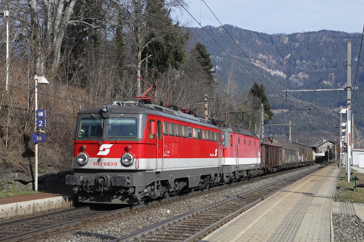 1142 683 und 1144 246 ziehen am 10.03.2015 einen Güterzug durch die Haltestelle Küb.